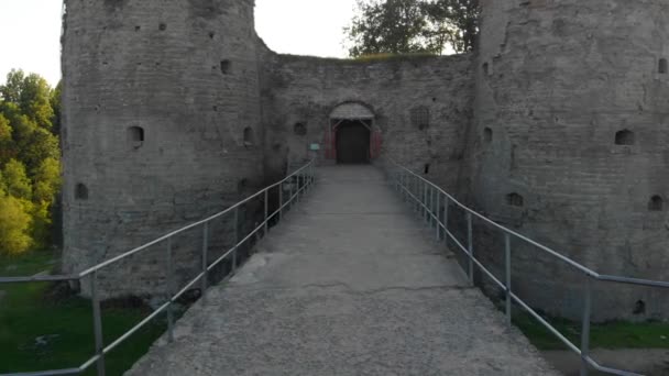 Tournage avec un copter vidéo 4K d'une ancienne forteresse à l'extérieur de la ville — Video