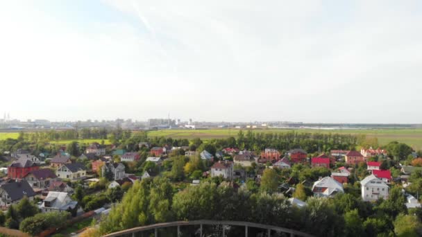 El vídeo 4K desde el aire del viejo puente de arco — Vídeo de stock