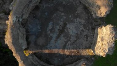 Şehir dışında eski bir kale bir helikopter 4k video ile çekim