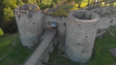 Şehir dışında eski bir kale bir helikopter 4k video ile çekim