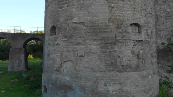 Съемки с вертолета 4К видео древней крепости за городом — стоковое видео