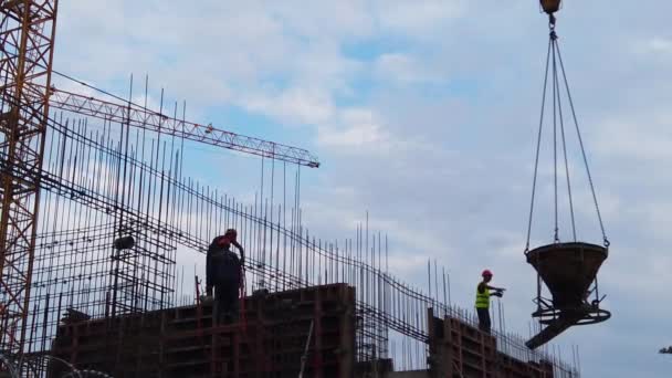 Fotografar o processo de construção de novas casas na cidade — Vídeo de Stock