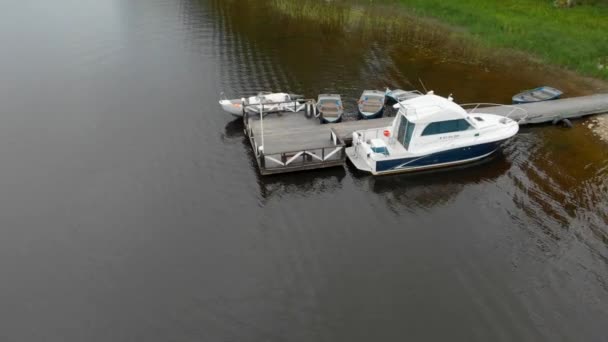 Disparos desde el barco aéreo cerca de la orilla de pie en el muelle — Vídeo de stock