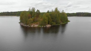 Leningrad bölgesinde göl ve ada üzerinde hava video 4k