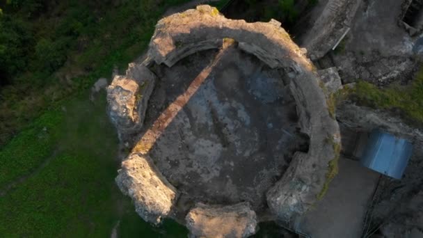 Σκοποβολή με ένα βίντεο 4K ελικοπτέρου ενός αρχαίου φρουρίου έξω από την πόλη — Αρχείο Βίντεο