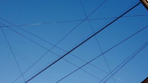 Sky and buildings with a web of wires — Stock Video