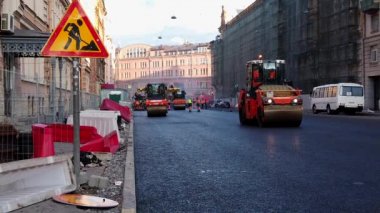 Asfalt silindiri üzerinde çalış