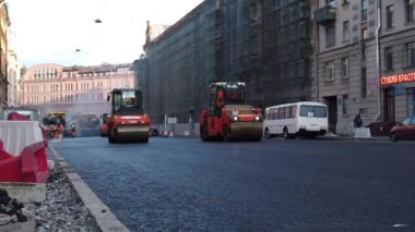 Asfalt silindiri üzerinde çalış