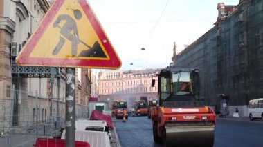 Asfalt silindiri üzerinde çalış