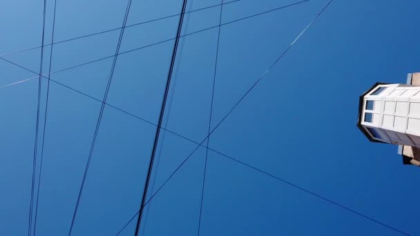 Sky and buildings with a web of wires — Stock Video