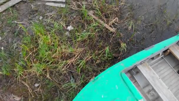 Tir depuis le bateau aérien près du rivage debout sur la jetée — Video