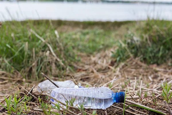 Bir nehrin kıyı şeridinde plastik atık — Stok fotoğraf