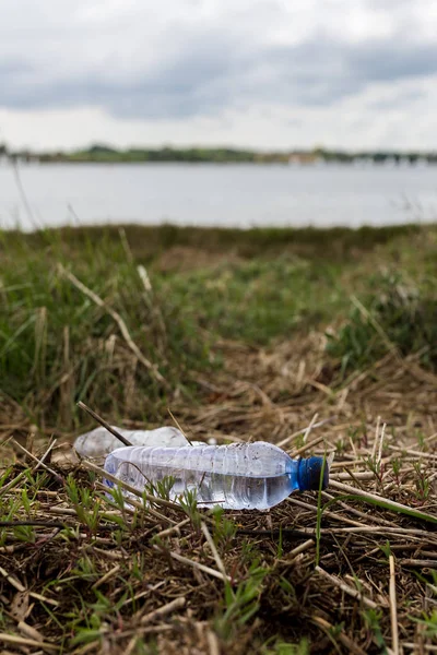 Plastic waste on shore line of a river — Stock Photo, Image