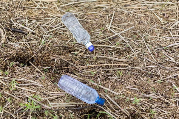 Residuos plásticos en la orilla de un río —  Fotos de Stock