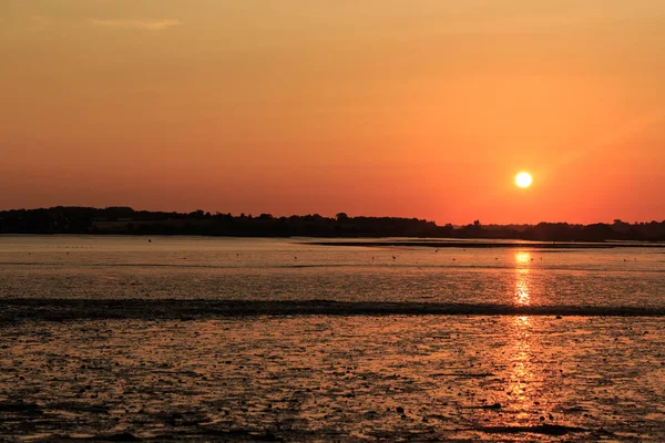 Atardecer naranja y rojo profundo en la costa sureña — Foto de Stock