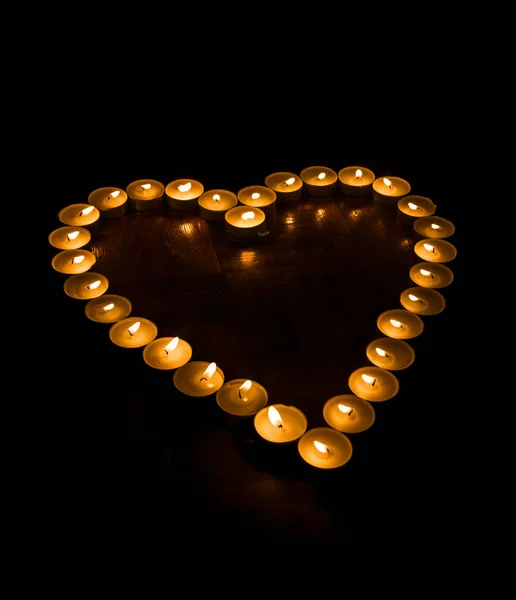 Forma de coração feito de velas de luz de chá — Fotografia de Stock