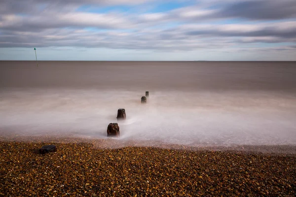 Minimalistische Langzeitbelichtung mit Blick aufs Meer bei Bawdsey, Suffolk, UK. Rahmen enthält viel Leerraum — Stockfoto