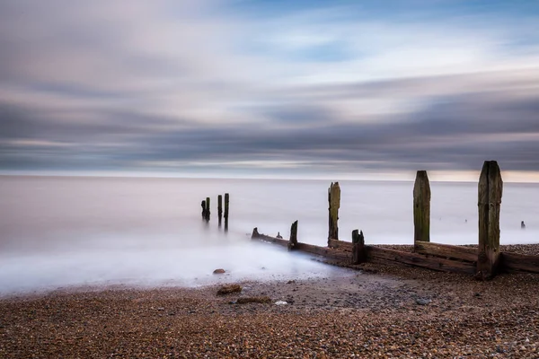 Minimalist uzun pozlama Bawdsey, Suffolk, İngiltere denize bakarak. Çerçeve çok fazla boş alan içerir