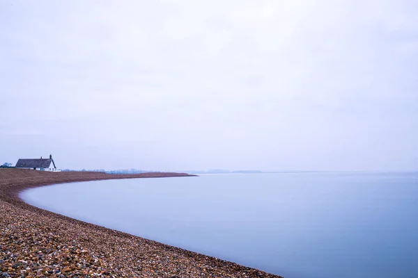 Eine lange Belichtung der Wolken und des Wassers an der Schindelstraße in Suffolk — Stockfoto