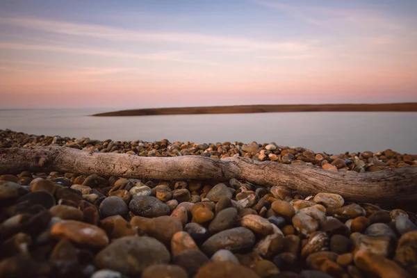 Una lunga esposizione delle nuvole e dell'acqua a Shingle Street nel Suffolk — Foto Stock