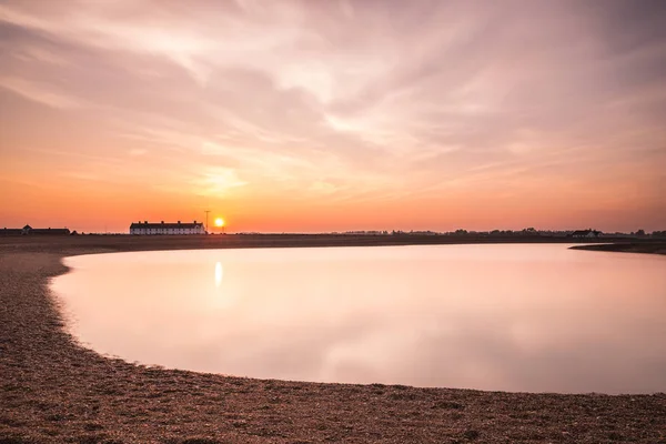 Una larga exposición de las nubes y el agua en la calle Shingle en Suffolk — Foto de Stock