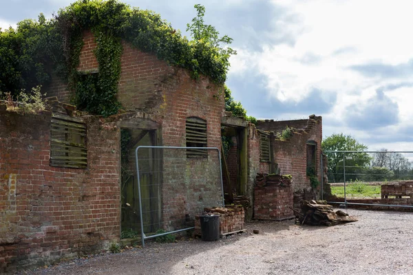 Um prédio abandonado e em ruínas que está se preparando para a restauração e convertido em uma casa — Fotografia de Stock