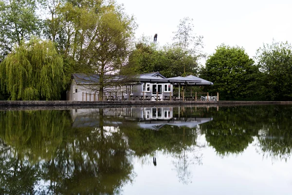 流行咖啡馆的反映，伍德布里奇苏夫的茶小屋 — 图库照片