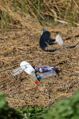 Suffolk, Birleşik Krallık 15 Nisan 2020: nehir kıyısında bir çöpü temizledi. Kullanılmış kirli plastik şişeler. Çevre kirliliği. Ekolojik sorun