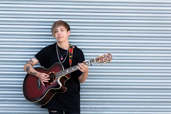 Woodbridge, Suffolk, İngiltere 20 Eylül 2020: 20 gibi bir kadın dışarıda akustik gitar çalıyor ve yoldan geçenler de dinliyor