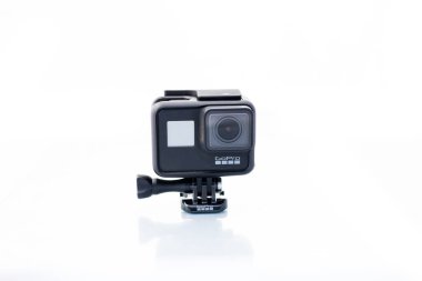 Suffolk, Birleşik Krallık Haziran 01: 2020: GoPro Hero 7 Black aksiyon kamera temiz beyaz arka plan karşı. GoPro, ekstrem sporlarda kullanılan küçük bir aksiyon kamerasıdır.