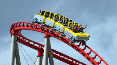 The Big Apple Coaster at the Ny-Ny Hotel & Casino Las Vegas Nv Usa 1 Ekim 2018. Bu yolculuk 180 metrelik bir asansör ve trenin 180 derecelik bir spiral yaptığı 76 fitlik bir düşüşle başlar.  