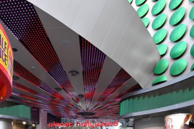 Las Vegas Nv, Abd 10-3-18: Strip bakan neon ışıkları ile, Planet Hollywood geniş bir yüksek katlı casino kompleksi ve Bellagio Çeşmeleri 5 dakikalık yürüme mesafesindedir.