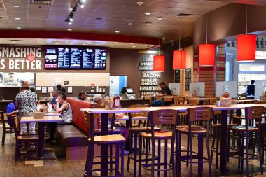 Rio Las Vegas'ta Smashburger. Nv Amerika, 09-27-18. Bu hamburgerler el yapımı ve her ısırıkta tadabileceğiniz sulu ve harika bir et sunmak için pişirilir..