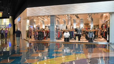 Paradiso Mgm Grand Las Vega Nv, Abd 10-01-18 at. Modanın en son suni mayosundan mükemmel Vegas mayosuna kadar, Paradiso en sıcak ve en göz alıcı kadınların giyim, ayakkabı ve aksesuarları sunuyor.