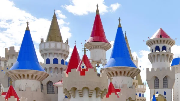 Excalibur Las Vegas Nv, ABD 10-01-2018: Strip'in güney ucunda, bu Camelot temalı kumarhane oteli, tepedeki yürüyüş yolları ile komşu New York-New York ve Tropicana tatil beldelerine bağlıdır..