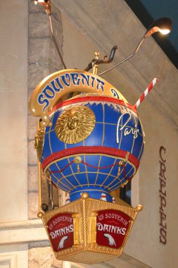 Paris Las Vegas Nv, Abd 10-2-17: Paris Las Vegas özel bir hediyelik eşya şarap eşliğinde tasarımcı ayakkabı, çanta, rahat giyim ve aksesuarlar için zarif alışveriş özellikleri.