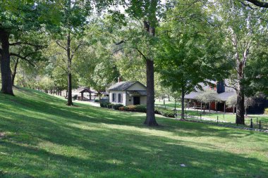 Maker 's Mark Damıtımevi. Loretto, Ky Usa 09-28-19. Bahçeler ve eski evler Viktorya dönemi tarzından esinlenilmiştir..