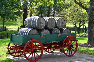 Faytondaki meşe fıçıları Maker 's Mark Damıtımevi Loretto Kentucky Usa. 28 Eylül 2019