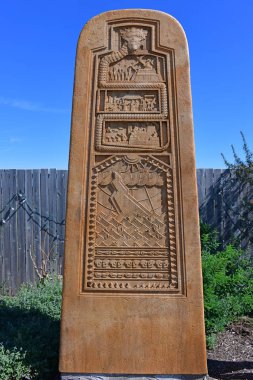 Ark Encounter ubicado en Williamstown, Ky, Usa 10-5-19 Yeni anıt yürüyüşünün bir parçası olarak, ziyaretçiler bunun gibi bir kaç taşın yanından geçtiler.