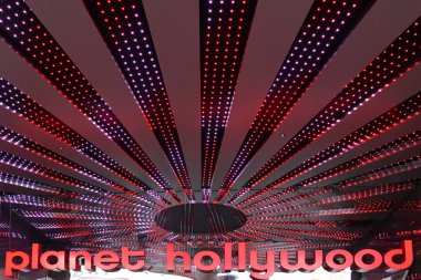 Las Vegas Nv, Usa 10-318 Strip 'e tepeden bakan neon ışıkları ile Hollywood Gezegeni büyük bir yüksek katlı kumarhane kompleksi.