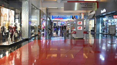 Las Vegas Nv, Usa 10-3-18 The Miracle Mile Shops 170 'den fazla mağazası, 15 restoranı ve canlı eğlence mekanları olan 475 bin metrekarelik bir alışveriş merkezidir.
