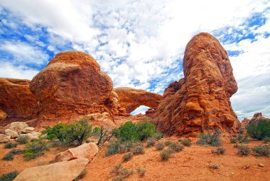 Arches Ulusal Parkı. Utah eyaletinin Moab eyaletinin kuzeyinde yer almaktadır. 2000 'den fazla doğal kumtaşı kemerinin bulunduğu yer olarak bilinir.
