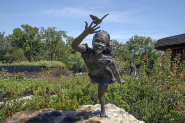 Louisville KY, ABD 09-07-20 Capriccio, Rowland Jone tarafından yapılan ve Waterfront Botanik Bahçesi 'ne yerleştirilen bir bronz heykeldir.