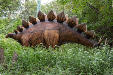 Cave City Kentucky, ABD 09-24-20 Dinozor Dünyası gerçek boyutlardaki dinozor kopyaları ve aktif aktiviteleri olan çocuklar için harika bir açık hava mekanıdır..