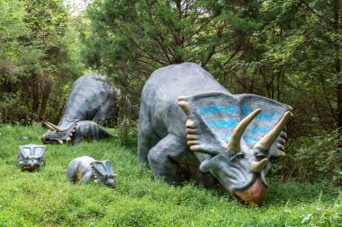 Cave City Kentucky, ABD 09-24-20 Dinozor Dünyası gerçek boyutlardaki dinozor kopyaları ve aktif aktiviteleri olan çocuklar için harika bir açık hava mekanıdır..