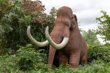Cave City Kentucky, ABD 09-24-20 Dinozor Dünyası gerçek boyutlardaki dinozor kopyaları ve aktif aktiviteleri olan çocuklar için harika bir açık hava mekanıdır..
