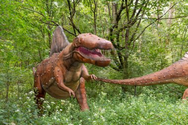 Cave City Kentucky, ABD 09-24-20 Dinozor Dünyası gerçek boyutlardaki dinozor kopyaları ve aktif aktiviteleri olan çocuklar için harika bir açık hava mekanıdır..