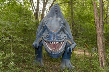 Cave City Kentucky, ABD 09-24-20 Dinozor Dünyası gerçek boyutlardaki dinozor kopyaları ve aktif aktiviteleri olan çocuklar için harika bir açık hava mekanıdır..