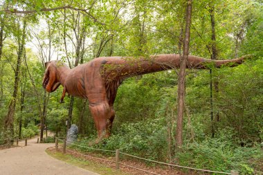 Cave City Kentucky, ABD 09-24-20 Dinozor Dünyası gerçek boyutlardaki dinozor kopyaları ve aktif aktiviteleri olan çocuklar için harika bir açık hava mekanıdır..