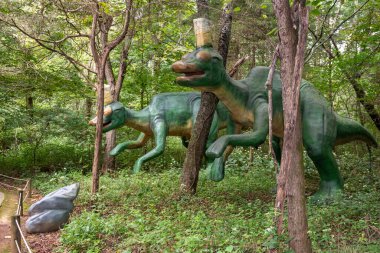Cave City Kentucky, ABD 09-24-20 Dinozor Dünyası gerçek boyutlardaki dinozor kopyaları ve aktif aktiviteleri olan çocuklar için harika bir açık hava mekanıdır..